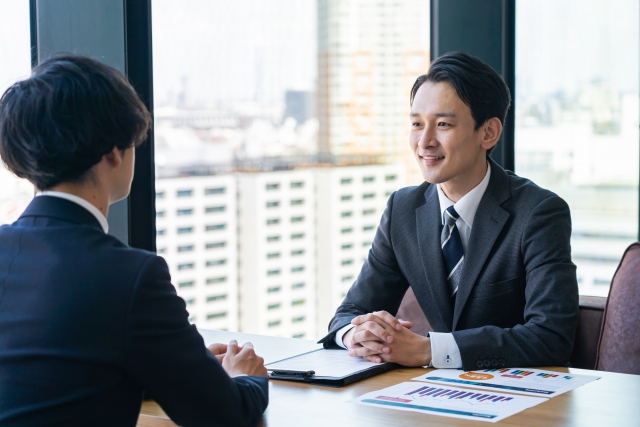 用地仕入れ 営業 コツ 商談する男性