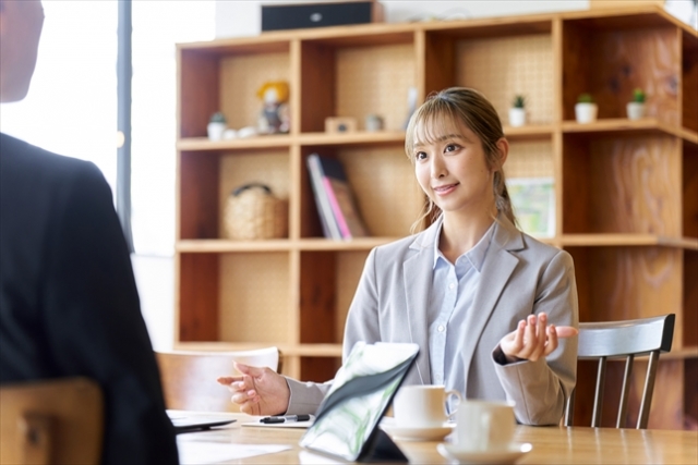 不動産 仕入れ営業 きつい コミュニケーションを取る女性